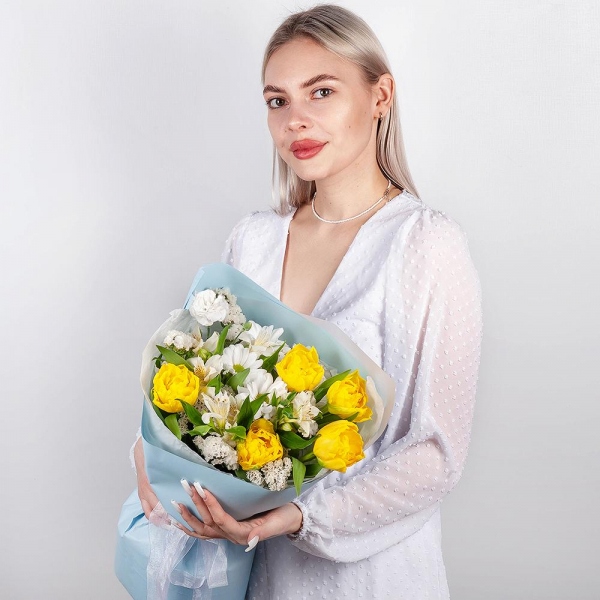 Yellow tulip - 9, Bacardi White Spray Chrysanthemum - 1, Alstromeria white, soft pink - 2, White spray carnation - 2, White statice, Wrapping Paper