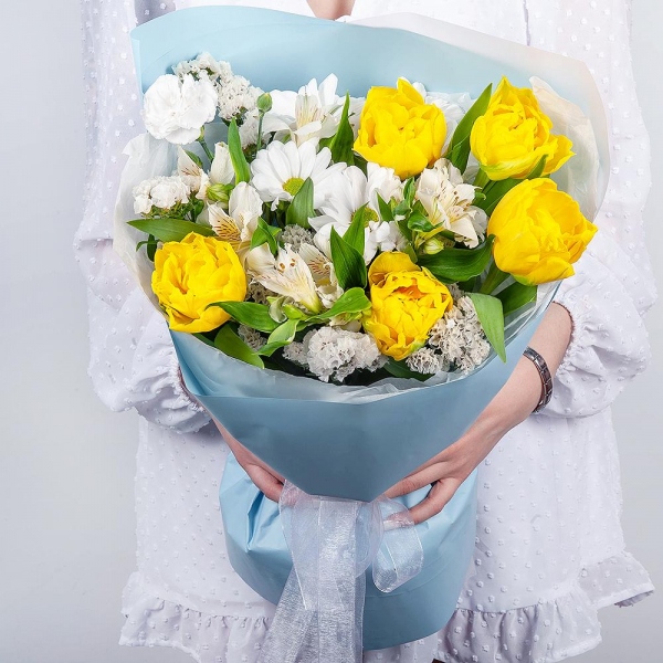 Yellow tulip - 9, Bacardi White Spray Chrysanthemum - 1, Alstromeria white, soft pink - 2, White spray carnation - 2, White statice, Wrapping Paper
