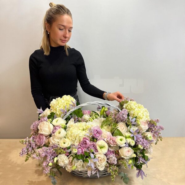  White Hydrangea - 7, Spray peony rose Misty Bubbles, 50 cm - 15, Lilac Bush - 15, Peony style roses - 27, lisianthus - 13, Ranunculus White - 13, Large Basket, Oasis, Eucalyptus Cinerea, Clematis branch
